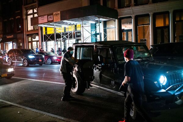 Cómo los manifestantes de Nueva York utilizan el toque de queda para realizar saqueos
 - Sputnik Mundo