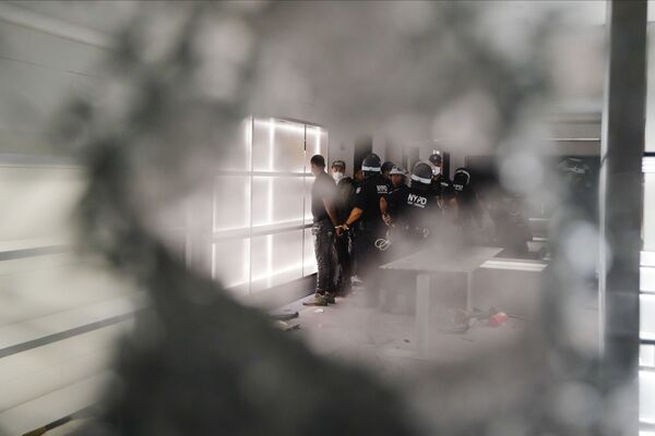 Cómo los manifestantes de Nueva York utilizan el toque de queda para realizar saqueos
 - Sputnik Mundo