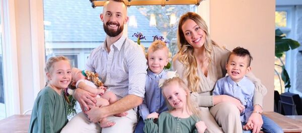 Los 'influencers', James y Myka Stauffer, posan con sus hijos - Sputnik Mundo