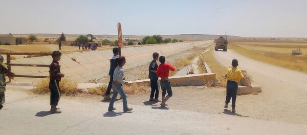 Niños sirios lanzan piedras a una patrulla estadounidense - Sputnik Mundo