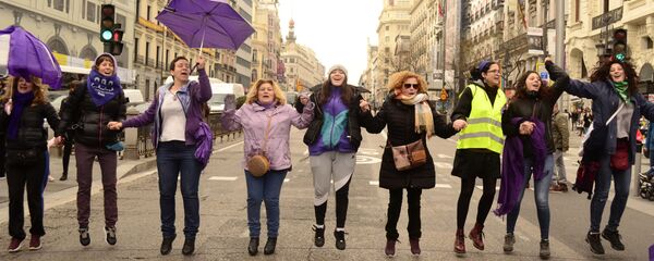 Manifestación de mujeres feministas en Madrid - Sputnik Mundo