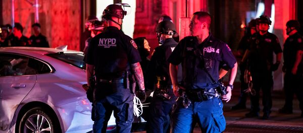 Policía durante las protestas en Nueva York por el asesinato de George Floyd Policía durante las protestas en Nueva York por el asesinato de George Floyd - Sputnik Mundo