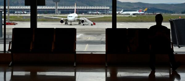 Pasajero espera en el aeropuerto de Madrid Barajas Adolfo Suárez - Sputnik Mundo