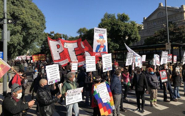 Manifestantes marchan por la Av. 9 de julio - Sputnik Mundo