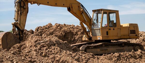 Una excavadora en una obra (imagen referencial) - Sputnik Mundo