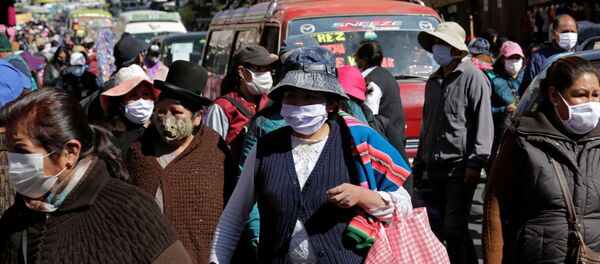 Personas con mascarilla en La Paz, Bolivia - Sputnik Mundo