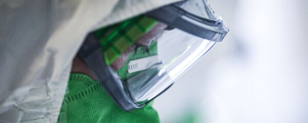 Un médico en traje de protección Un médico en traje de protección - Sputnik Mundo
