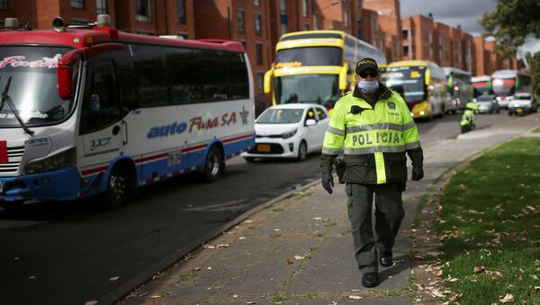 Un agente de Policía en Bogotá - Sputnik Mundo