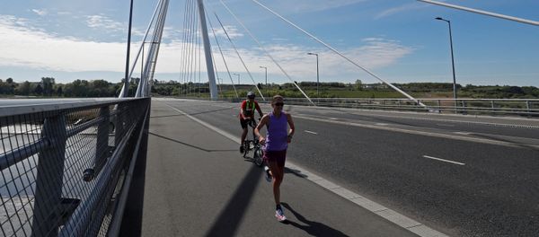 Un corredor y un ciclista (imagen referencial) Un corredor y un ciclista (imagen referencial) - Sputnik Mundo