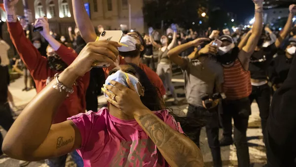Manifestantes en Washington graban el vuelo de un helicóptero militar