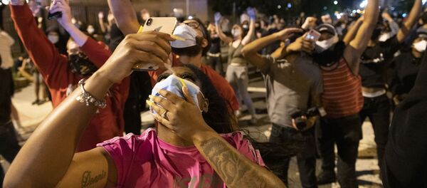 Manifestantes en Washington graban el vuelo de un helicóptero militar Manifestantes en Washington graban el vuelo de un helicóptero militar - Sputnik Mundo