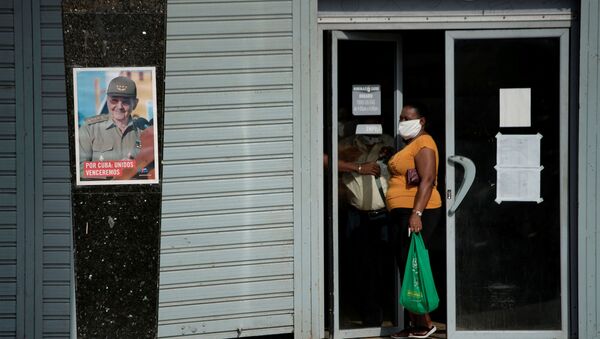 Una imagen de Raúl Castro, expresidente de Cuba, en la calle durante la pandemia del COVID-19 - Sputnik Mundo