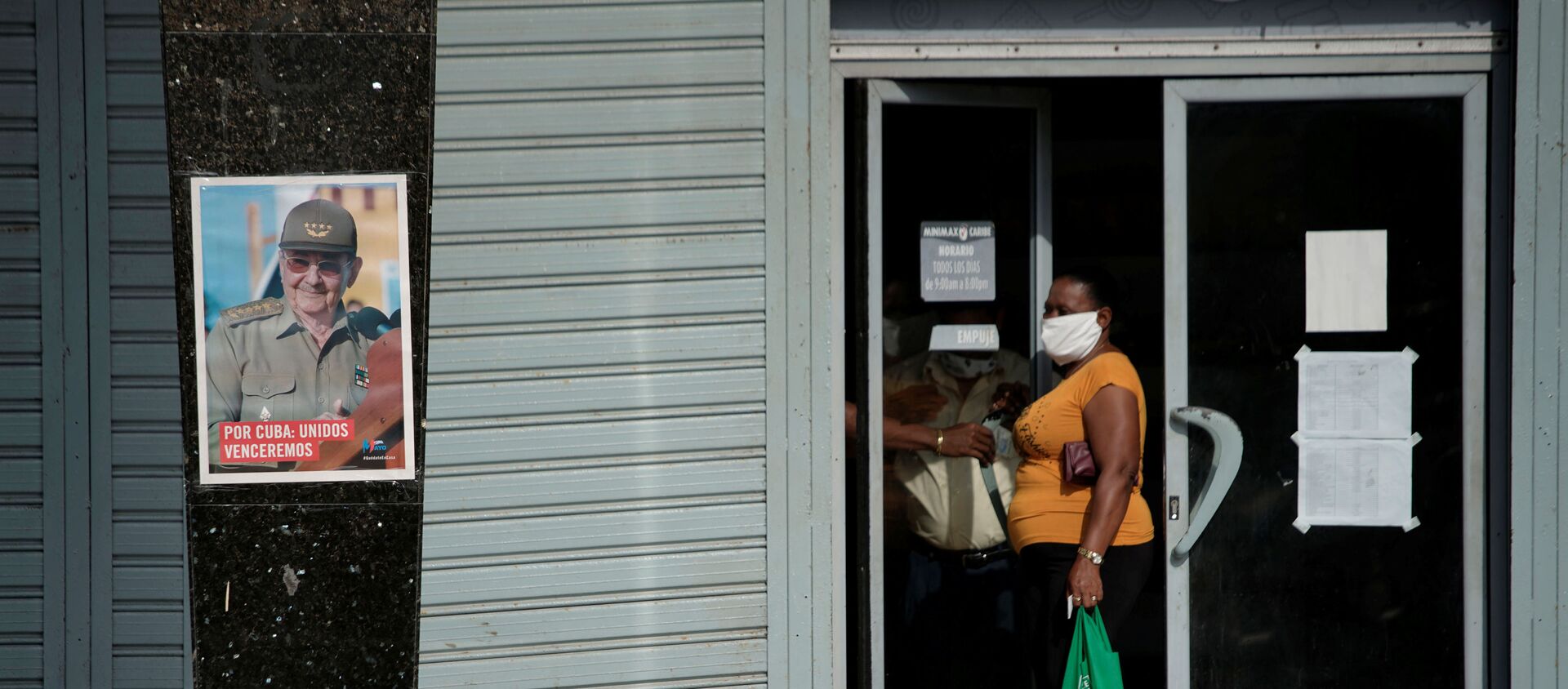 Una imagen de Raúl Castro, expresidente de Cuba, en la calle durante la pandemia del COVID-19 - Sputnik Mundo, 1920, 03.06.2020