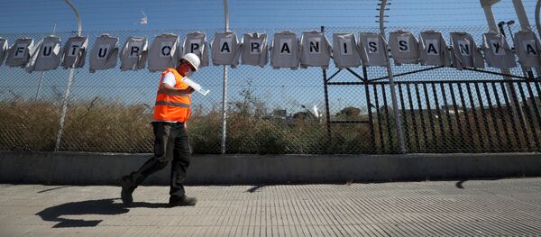 Un trabajador de la fábrica de Nissan en Barcelona, España Un trabajador de la fábrica de Nissan en Barcelona, España - Sputnik Mundo