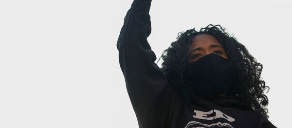 Una manifestante en Los Ángeles, EEUU - Sputnik Mundo