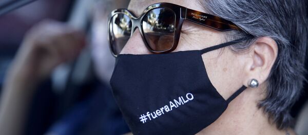 Una participante de la caravana que marchó el 30 de mayo para manifestarse en contra del Gobierno del presidente Andrés Manuel López Obrador - Sputnik Mundo