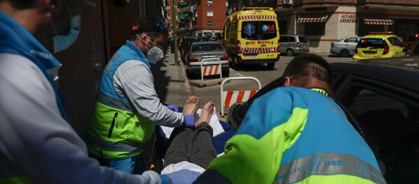 Médicos transportan a un paciente con coronavirus en España Médicos transportan a un paciente con coronavirus en España - Sputnik Mundo