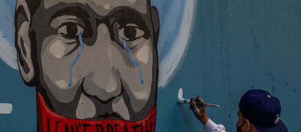 Граффити с изображением убитого полицейским афроамериканца Джорджа Флойда в Лос-Анджелесе - Sputnik Mundo