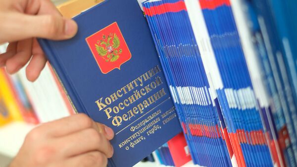 Un ejemplar de la Constitución de Rusia - Sputnik Mundo
