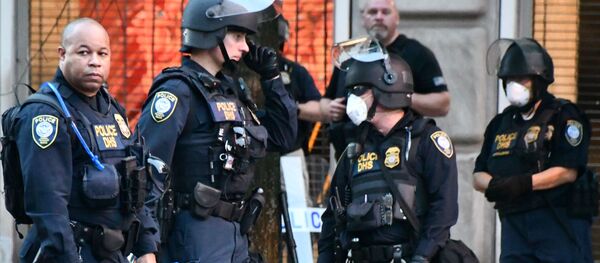 Policía durante las portestas en EEUU - Sputnik Mundo