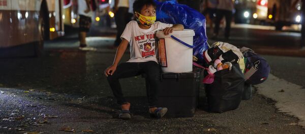 Un chico esperando el bus en Manila, Filipinas Un chico esperando el bus en Manila, Filipinas - Sputnik Mundo