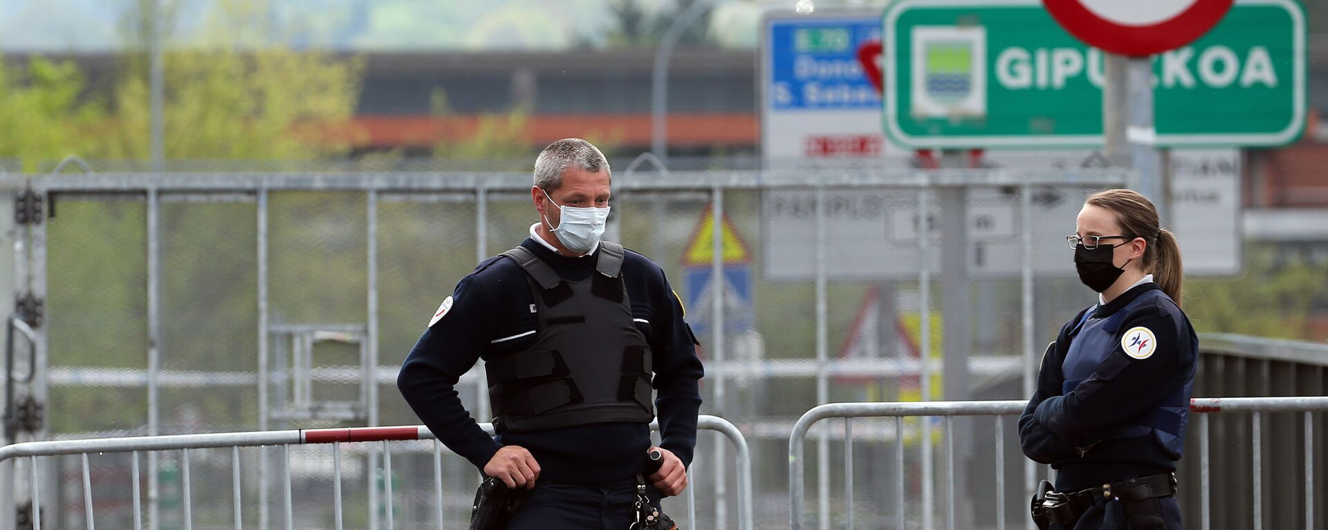 Policías en mascarillas en la frontera entre España y Francia - Sputnik Mundo, 1920, 17.03.2021