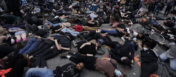 Protesta en Nueva York por la muerte de George Floyd Protesta en Nueva York por la muerte de George Floyd - Sputnik Mundo