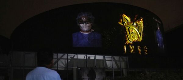 Proyección de una serie de fotografías para honrar el compromiso y dedicación del personal médico en la lucha contra la pandemia, CDMX - Sputnik Mundo