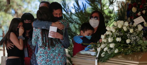Funeral de un fallecido por COVID-19 en México - Sputnik Mundo