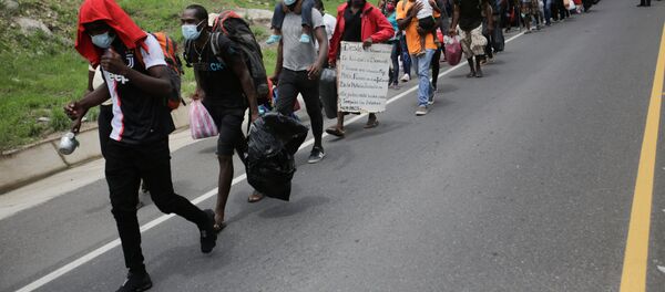 Migrantes de Cuba, África y Haití en una carretera en Honduras - Sputnik Mundo
