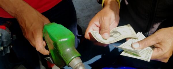 Pago de gasolina con dólares en gasolinera Las Mercedes, Caracas - Sputnik Mundo