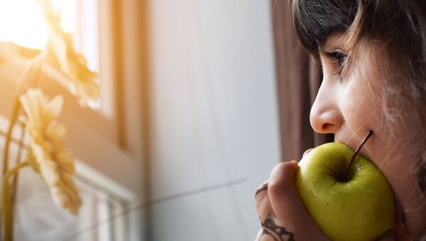 Niña mordiendo una manzana - Sputnik Mundo