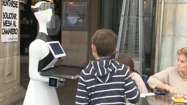 Profilaxis hostelera frente al virus: un robot sirve a los clientes en un bar de España