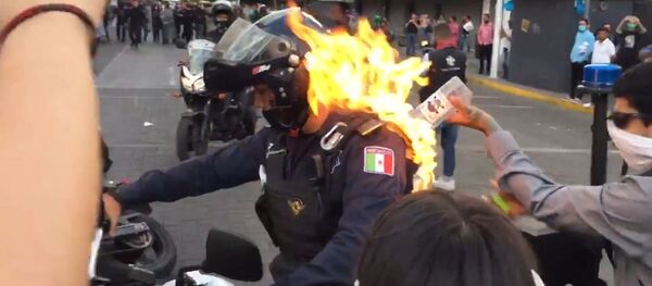 Prenden fuego a un policía en Guadalajara durante una protesta contra la violencia policial  - Sputnik Mundo
