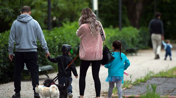 Familia de paseo en Sevilla - Sputnik Mundo