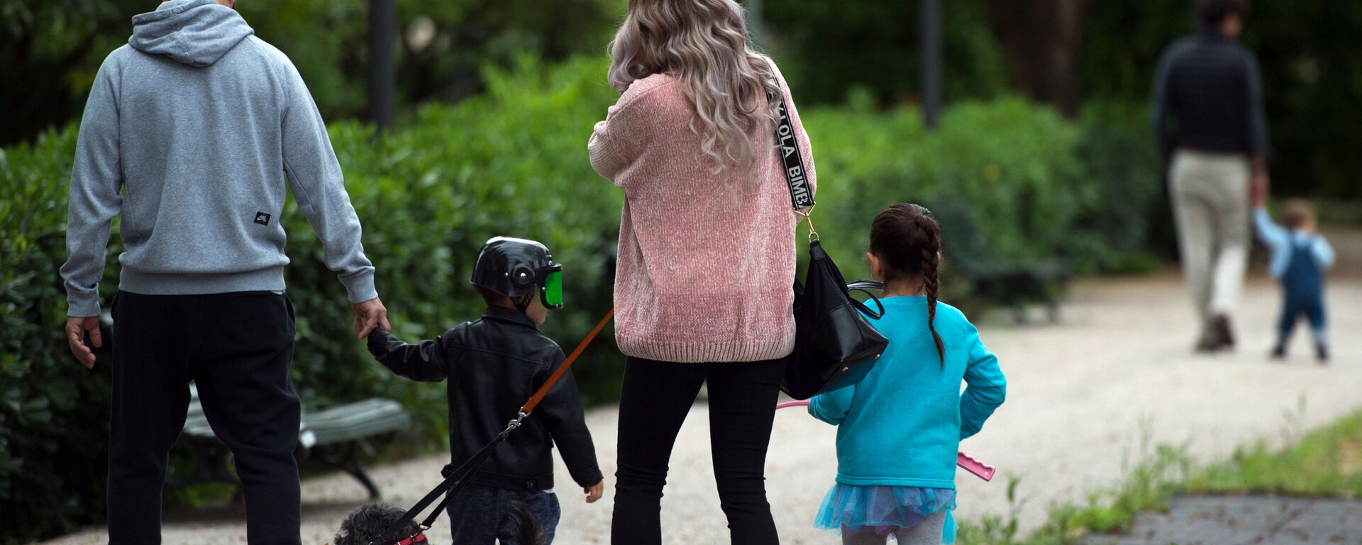 Familia de paseo en Sevilla - Sputnik Mundo, 1920, 05.06.2020