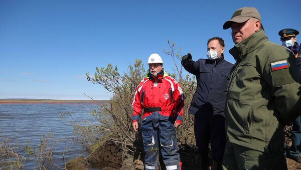 El ministro de Emergencias ruso, Evgueni Zinichev, en el escenario del derrame de combustible en Norilsk - Sputnik Mundo