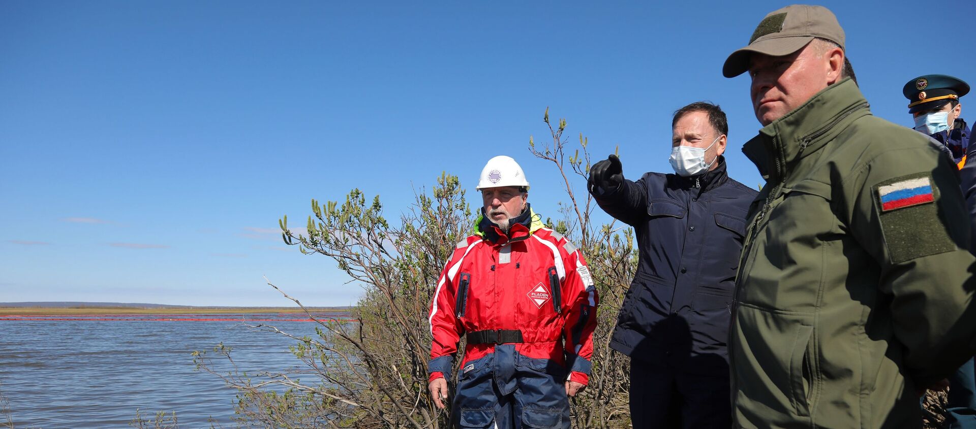 El ministro de Emergencias ruso, Evgueni Zinichev, en el escenario del derrame de combustible en Norilsk - Sputnik Mundo, 1920, 05.06.2020