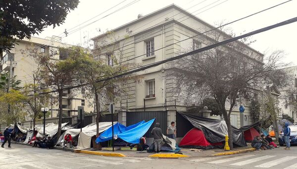 Varados en Chile protestan frente a sus embajadas para volver a casa - Sputnik Mundo