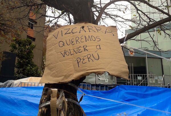 Varados en Chile protestan frente a sus embajadas para volver a casa - Sputnik Mundo