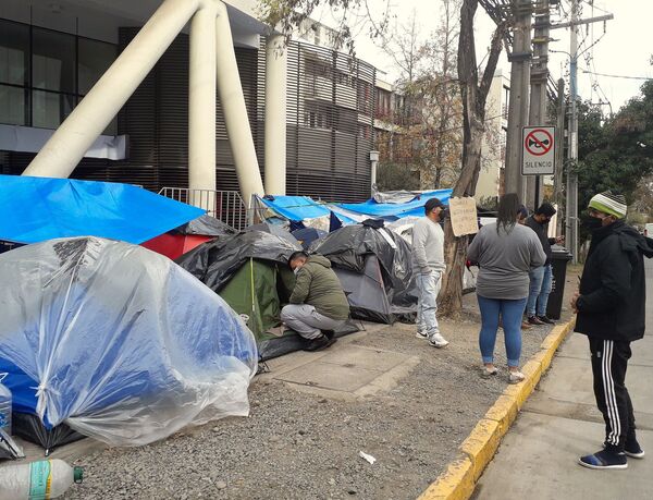Varados en Chile protestan frente a sus embajadas para volver a casa - Sputnik Mundo