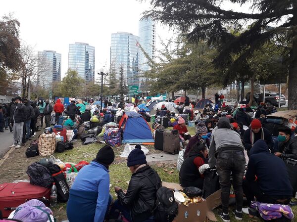 Varados en Chile protestan frente a sus embajadas para volver a casa - Sputnik Mundo