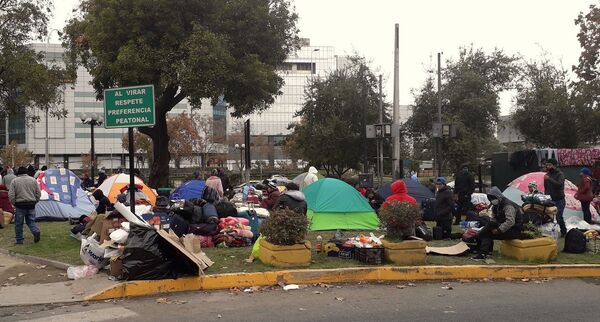 Varados en Chile protestan frente a sus embajadas para volver a casa - Sputnik Mundo