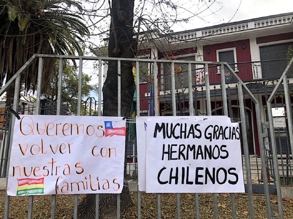 Varados en Chile protestan frente a sus embajadas para volver a casa - Sputnik Mundo