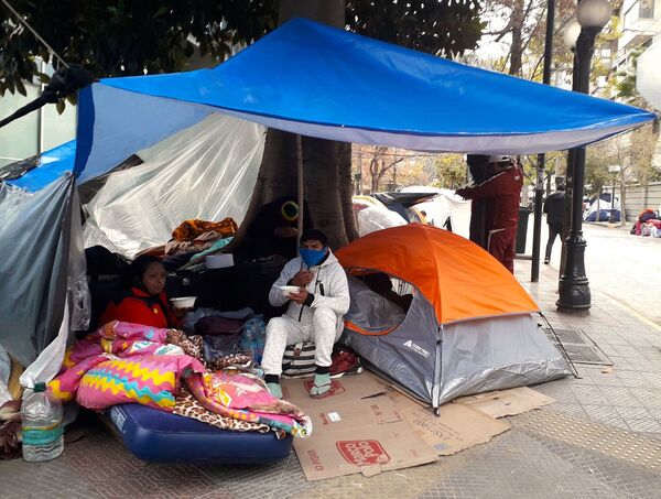 Varados en Chile protestan frente a sus embajadas para volver a casa - Sputnik Mundo