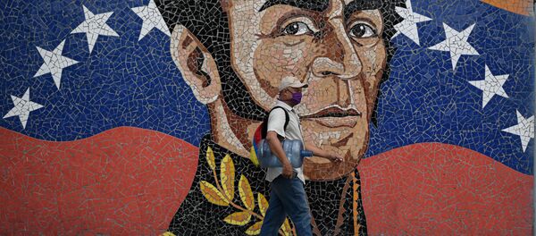 Una imagen de Simón Bolívar junto con la bandera venezolana - Sputnik Mundo