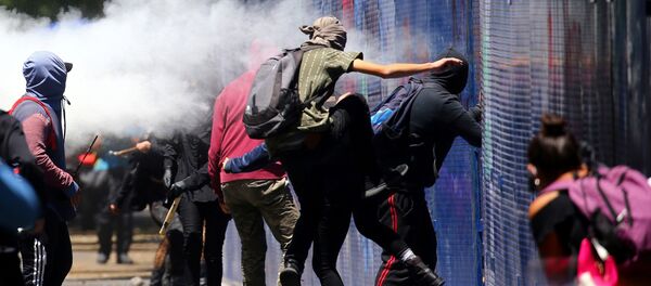 Manifestantes atacan un cordón policial alrededor de la Embajada de EEUU en México, el 5 de junio de 2020 - Sputnik Mundo