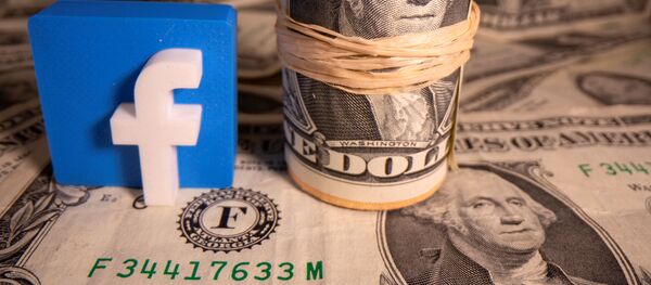 Un logo de la red social Facebook y un fajo de dólares estadounidenses - Sputnik Mundo