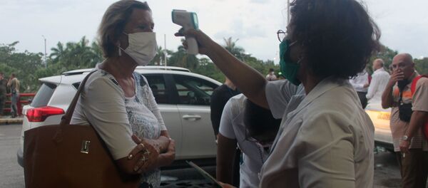 Turistas rusos en el aeropuerto de La Habana hacen pesquisaje médico - Sputnik Mundo