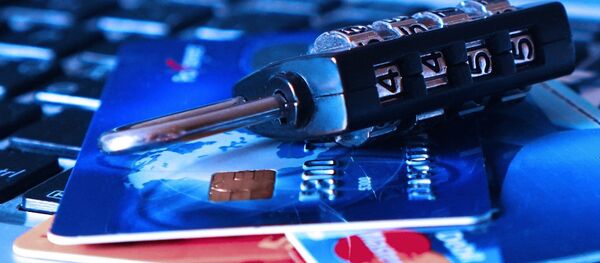 Tarjetas de crédito y un candado  - Sputnik Mundo